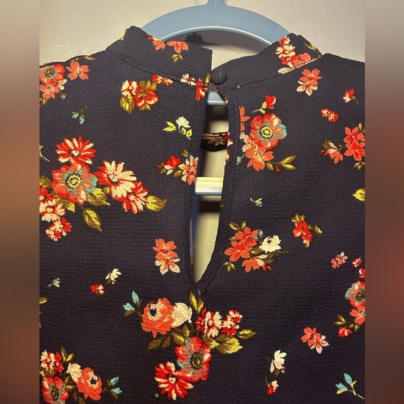 Kaii Los Angelos floral blouse with key hole detail in front and back. Gorgeous! - Picture 5 of 10